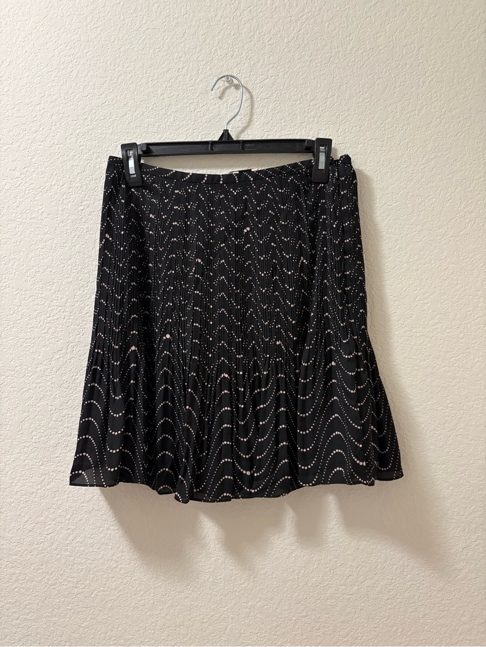 Kate Spade New York women’s wavy black white dot midi pleated skirt. Size 6 NWOT